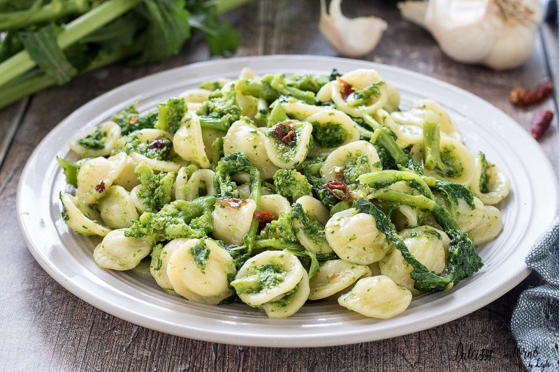 Orecchiette con cime di rapa e acciughe
