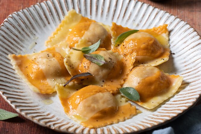 Ravioli di zucca con burro e salvia